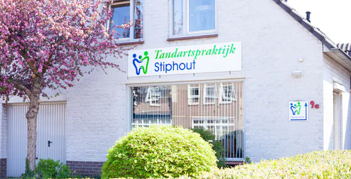 De ingang van Tandartspraktijk Stiphout aan de Gerwenseweg 9a, met het naambord op de gevel